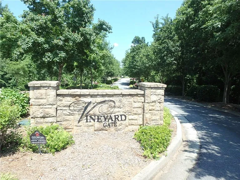 910 Walnut Woods Dr — Photo 13
