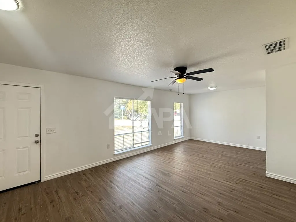 3 bed, 1881 sqft, $2,000 — Photo 3