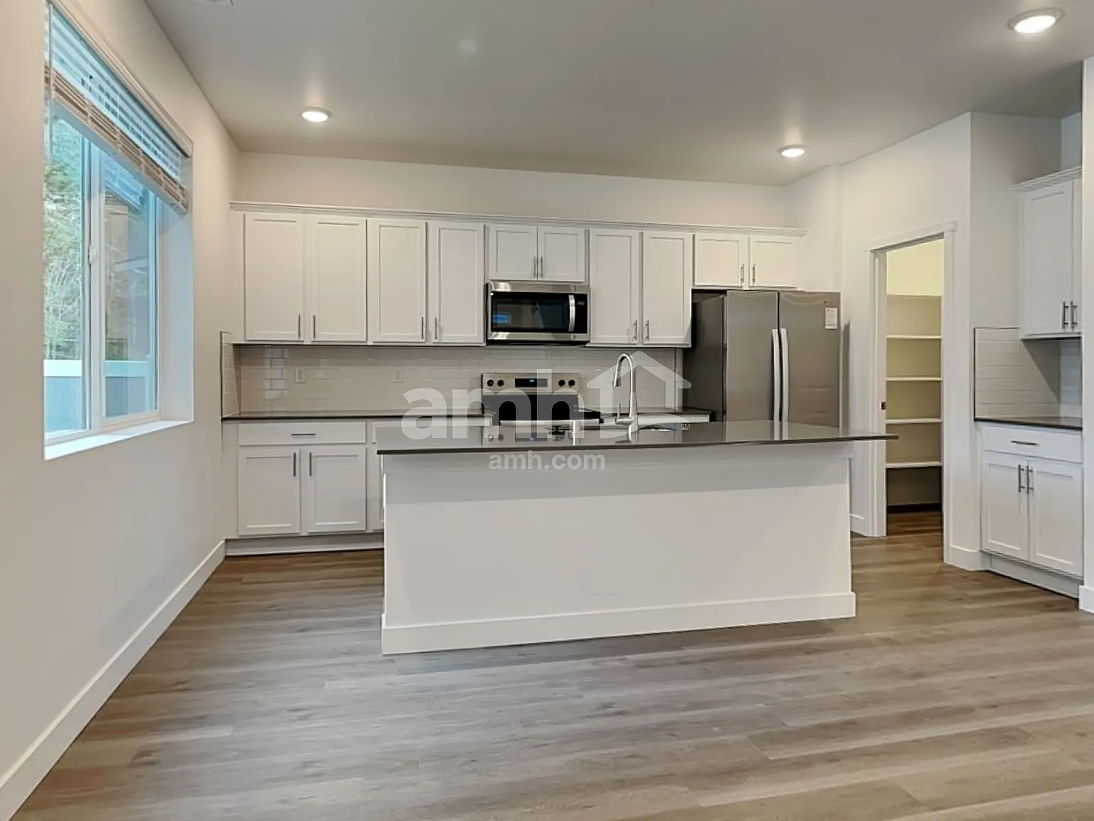5 bed, 3.0 bath, 2434 sqft, $3,350 — Photo 4