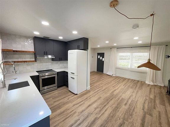 4th image of 843 SW 10th St