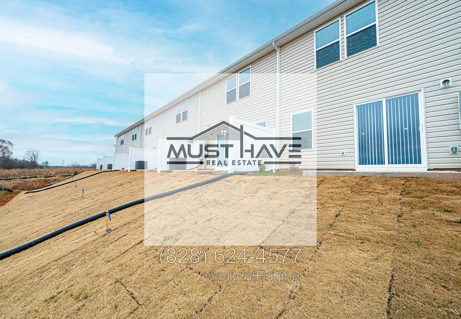 3 bed, 2.5 bath, 1648 sqft, $1,700 — Photo 2