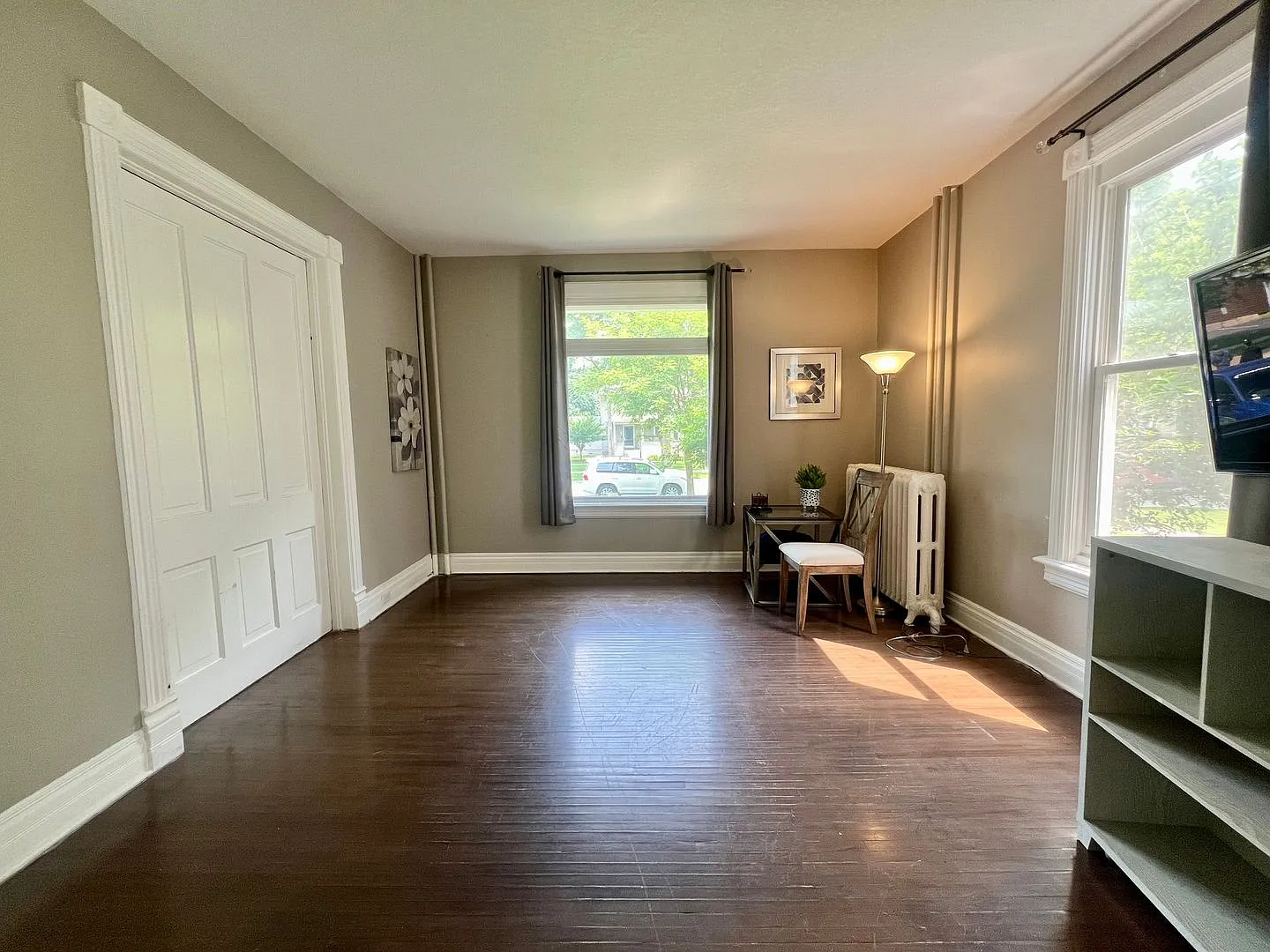 Spacious 2-Bed, 1-Bath Apartment Near Downtown! — Photo 2