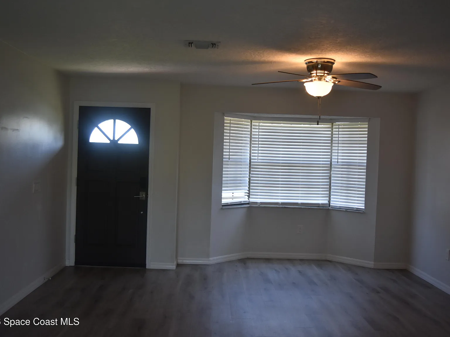 3 bed, 2.0 bath, 1398 sqft, $1,900 — Photo 2