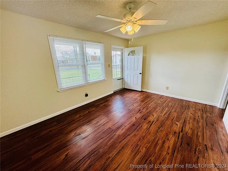105 E Railroad St — Photo 5