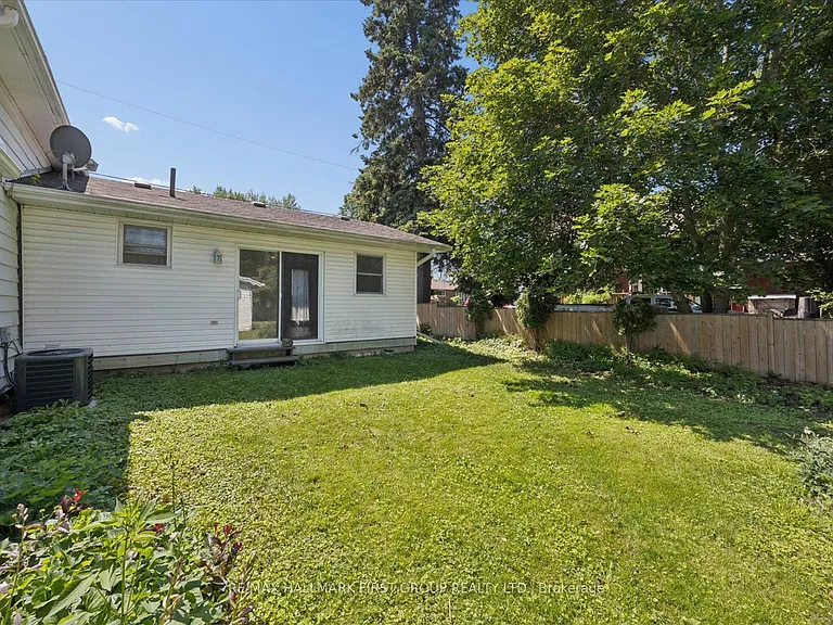 211 Casimir St — Photo 14