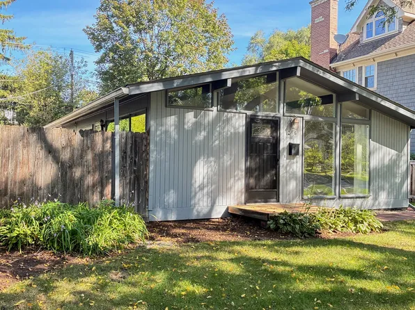 216 Broadway St, Libertyville, IL 60048