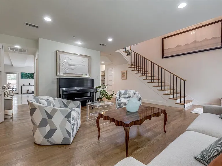 2829 Dyer St — Photo 16
