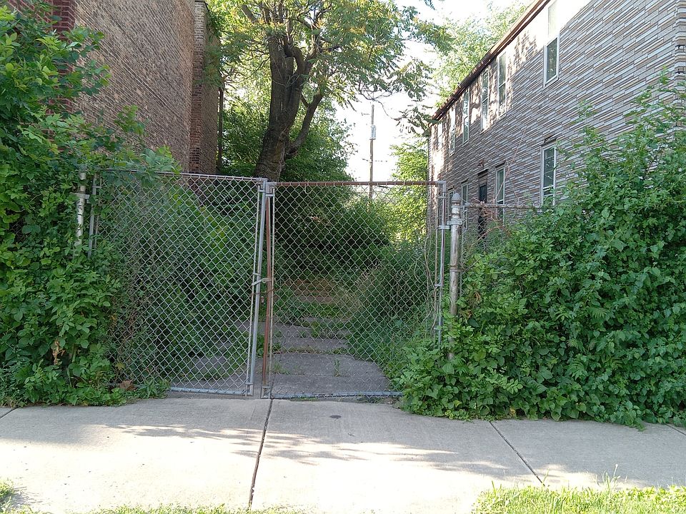 2nd image of 914 W 50th Pl