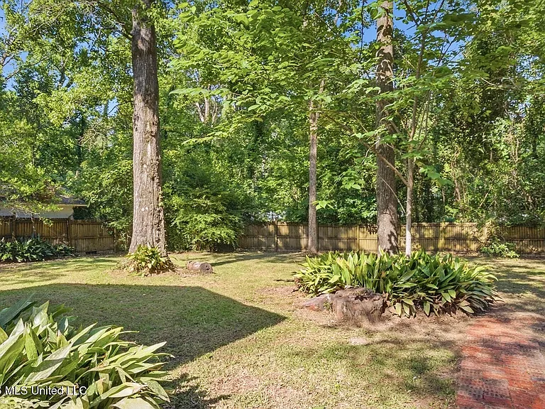 4047 Robin Dr — Photo 7