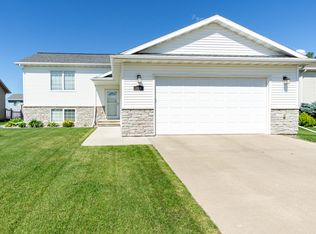 3910 Brookshire Dr, Grand Forks, ND 58201