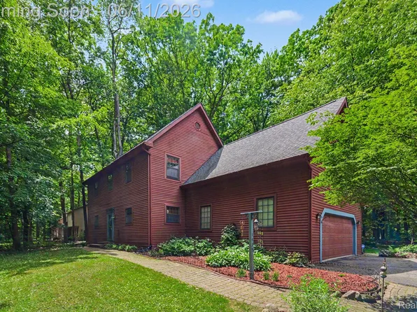 1435 Rolling Hills Dr, Howell, MI 48843