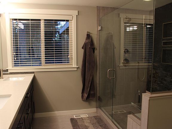 Master bath w/walk-in shower + bench