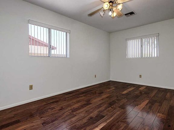 5th image of 855 E Dolphin Ave