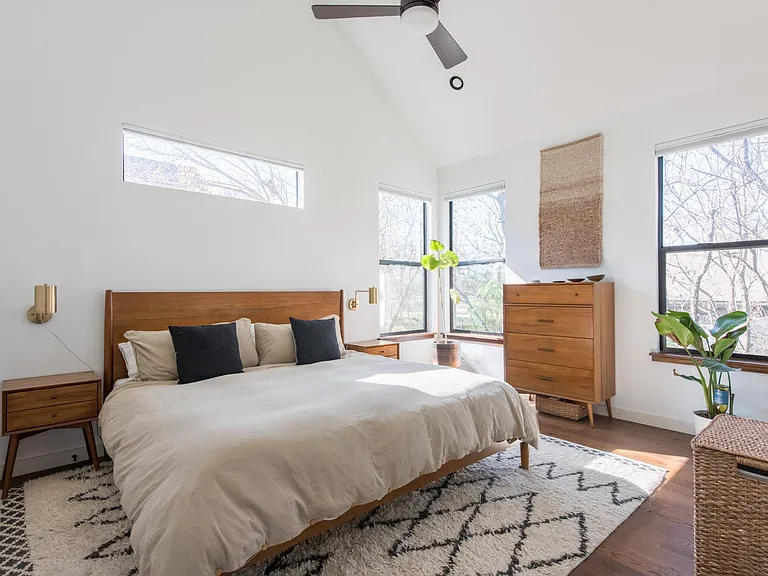 2707 Francisco St — Photo 9
