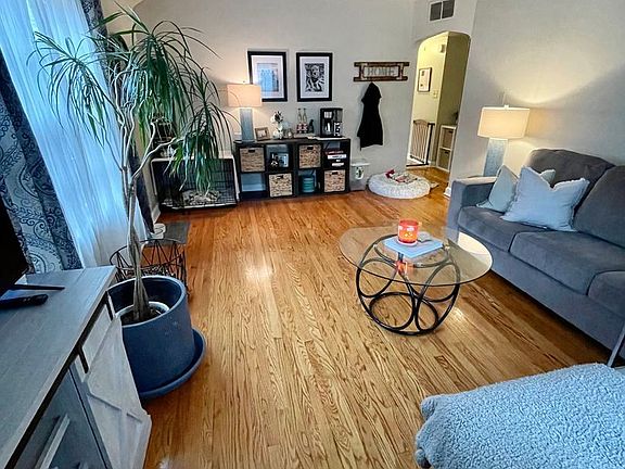 2nd image of 840 E Henry Clay St #3