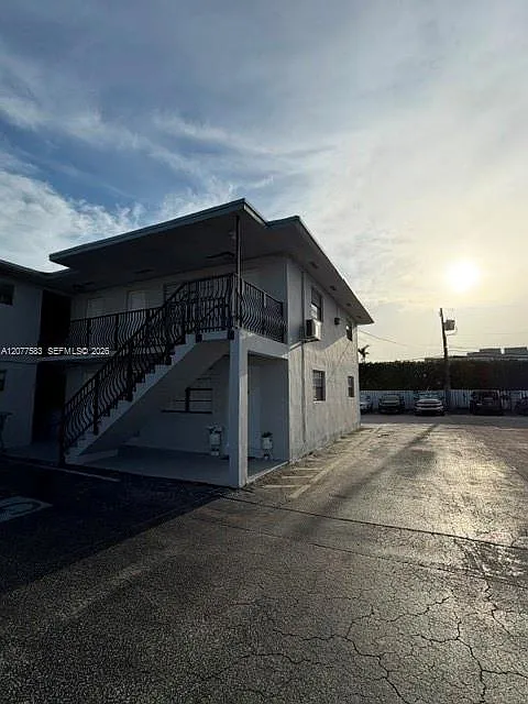 Ludlam Gardens Condo — Photo 2