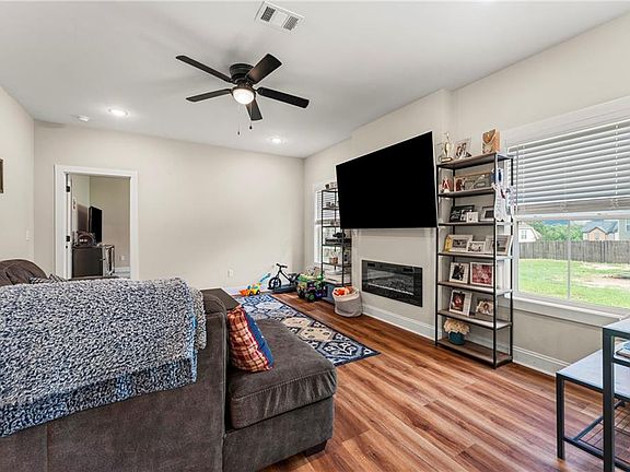 4th image of 121 Blue Spruce Dr