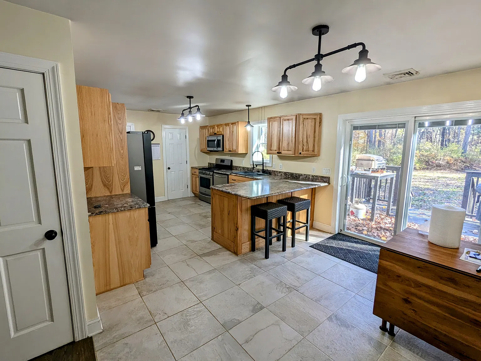 3 bed, 1.5 bath, 1800 sqft, $2,650 — Photo 2