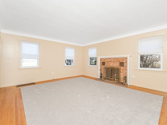 4th image of 54516 Silver St