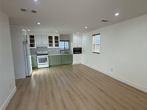5th image of 662 E 87th St