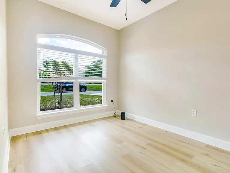 557 Valparaiso Pkwy — Photo 4