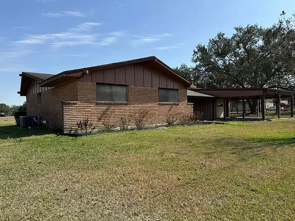 207 N Carter Rd, Winnie, TX 77665