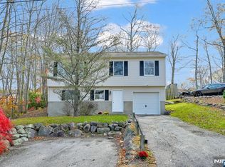 96 Papscoe Rd, Hewitt, NJ 07421