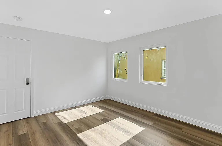 420 N Batavia St — Photo 10