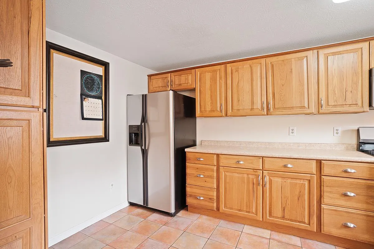 3 bed, 2.5 bath, 2245 sqft, $3,200 — Photo 3
