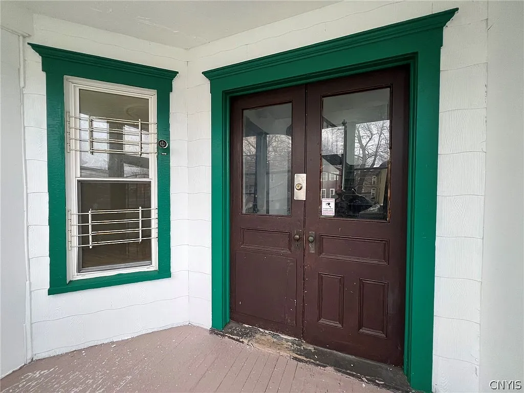 2 bed, 1.0 bath, 2046 sqft, $1,300 — Photo 2