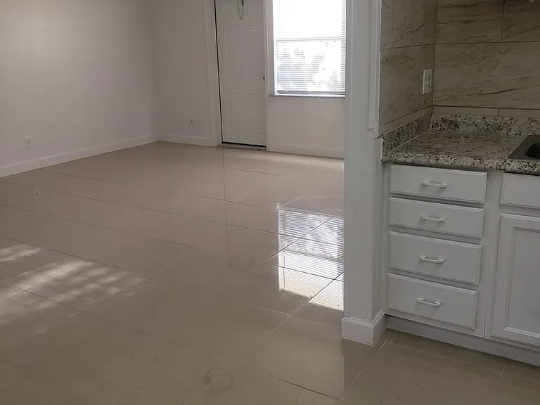 940 Lockhart St — Photo 3