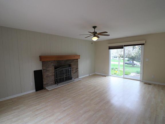 4th image of 827 Flagstone Dr