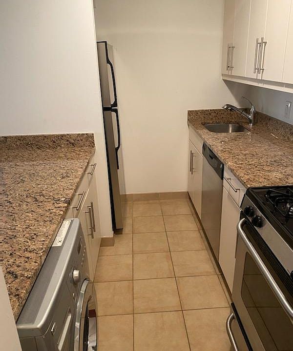 2nd image of 225 S 18th St Unit 904