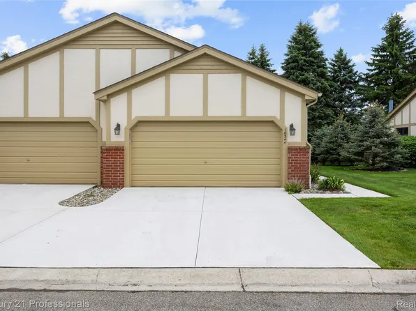 18344 Greenmeadow Dr, Clinton Township, MI 48038