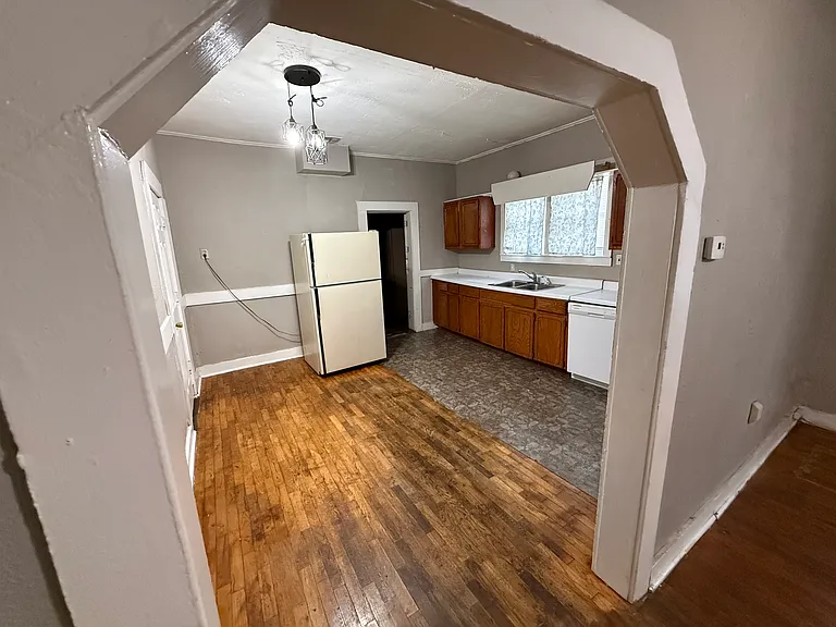 1138 E Jones Ave — Photo 4