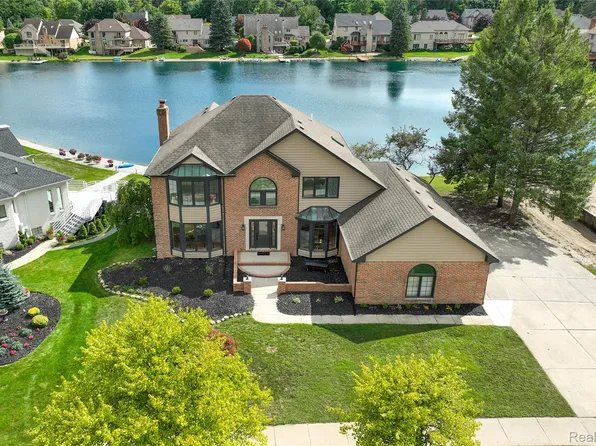 8828 Grace St, Shelby Township, MI 48317