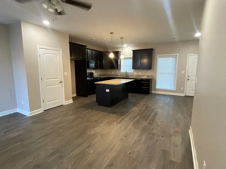 2512 Garden Dr — Photo 4