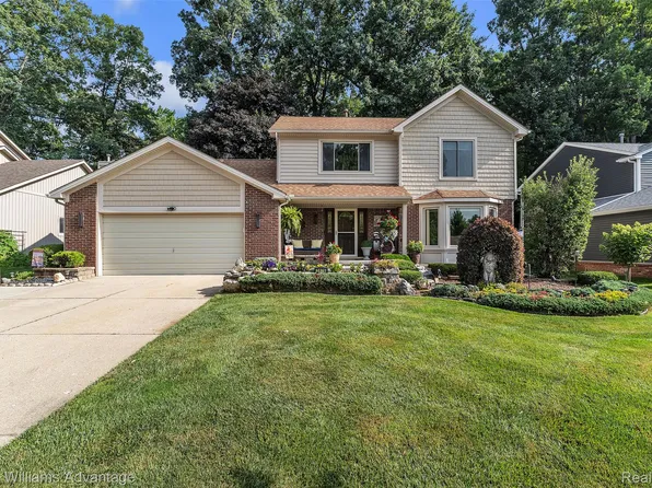 3876 Corran Dr, Wixom, MI 48393