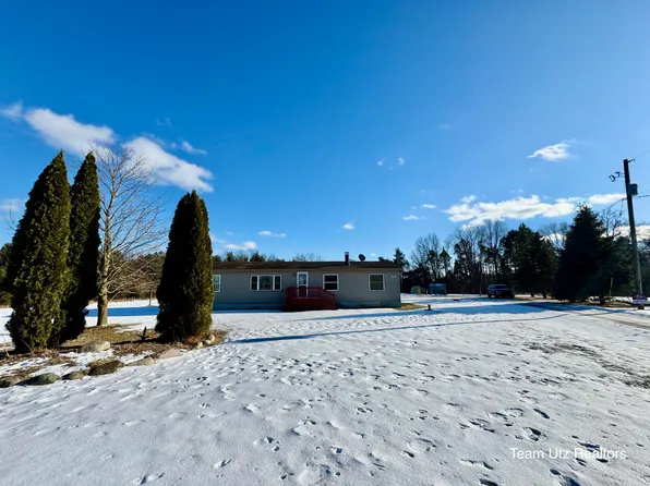 8661 Peck Lake Rd, Saranac, MI 48881