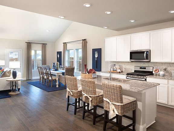 Open floorplan kitchen and dining room