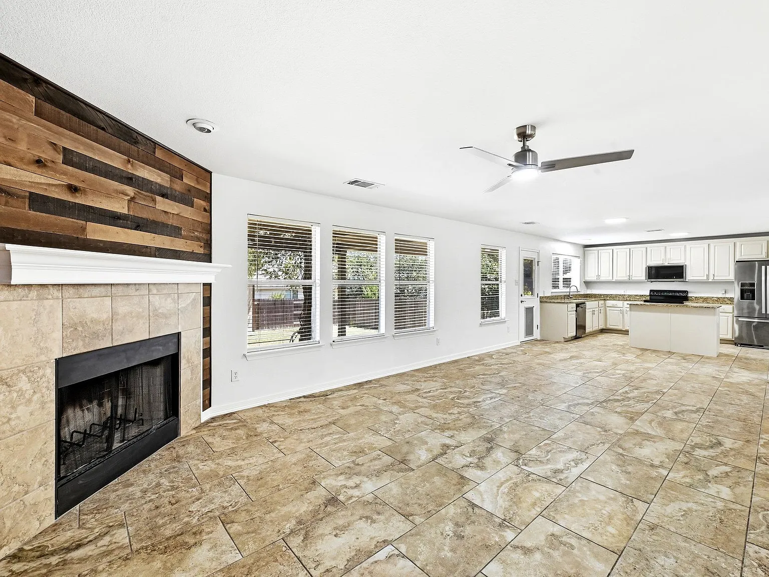 4 bed, 2.5 bath, 2770 sqft, $2,595 — Photo 4