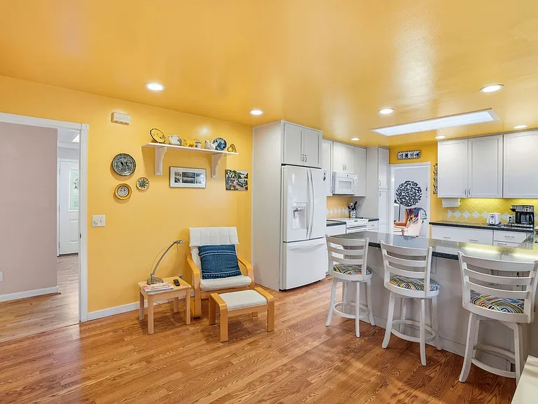 241 Soledad Dr — Photo 16