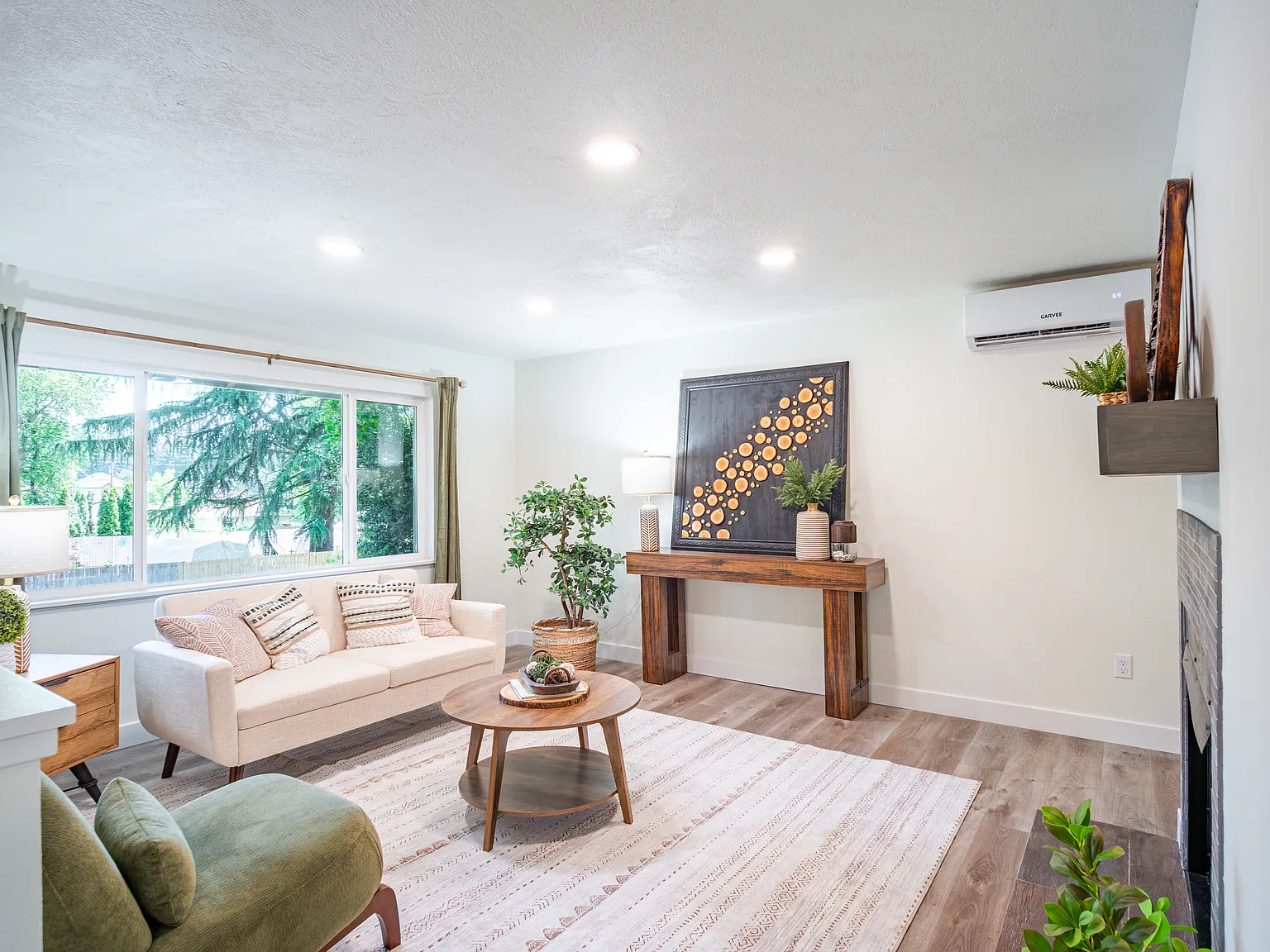 2 bed, 1050 sqft, $1,950 — Photo 2