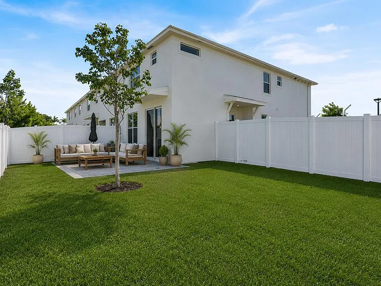 4246 Lagoon Shore Dr — Photo 4