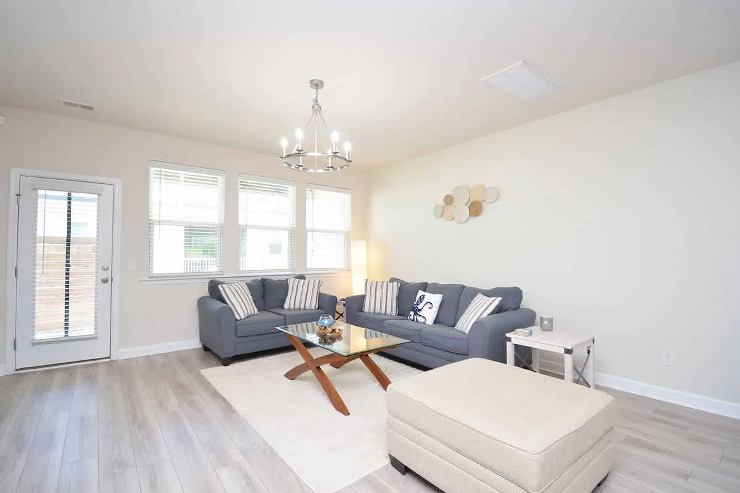 3 bed, 2.0 bath, 2690 sqft, $3,480 — Photo 1