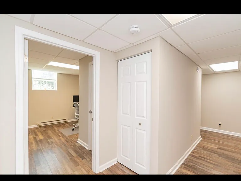 911 Crest Dr — Photo 23