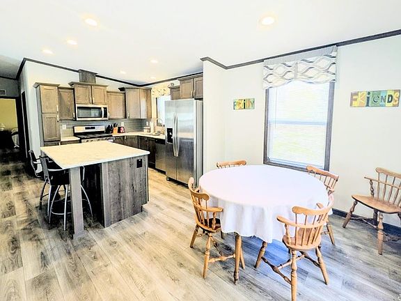 4th image of 385 Ember Ave