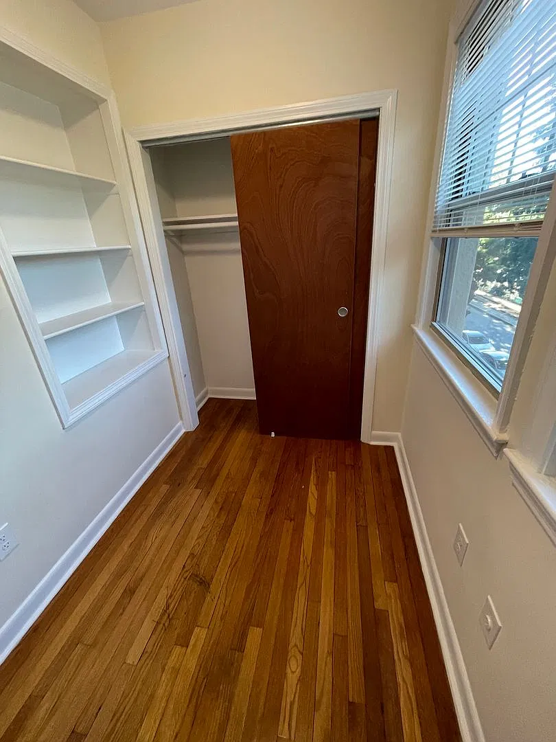 One Bedroom in Clean Elevator Building — Photo 2