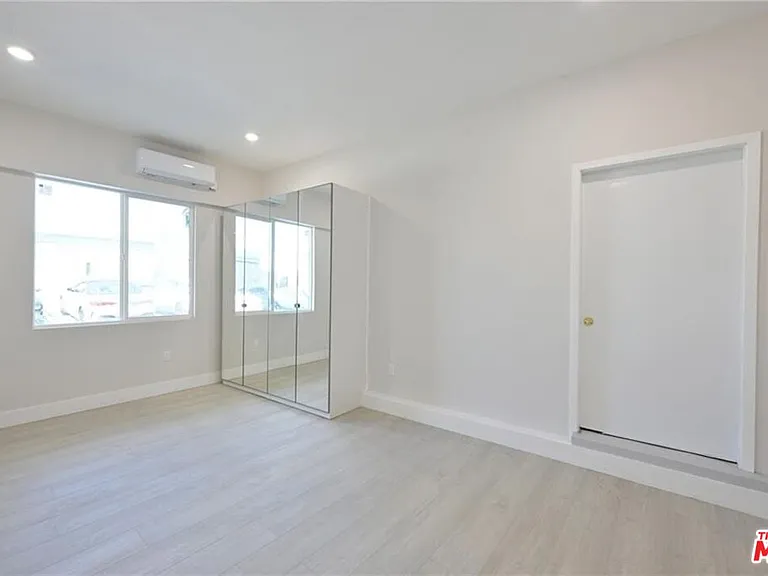 7929 Blackburn Ave — Photo 2