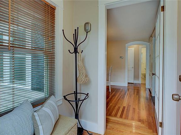 4th image of 16 Evergreen St